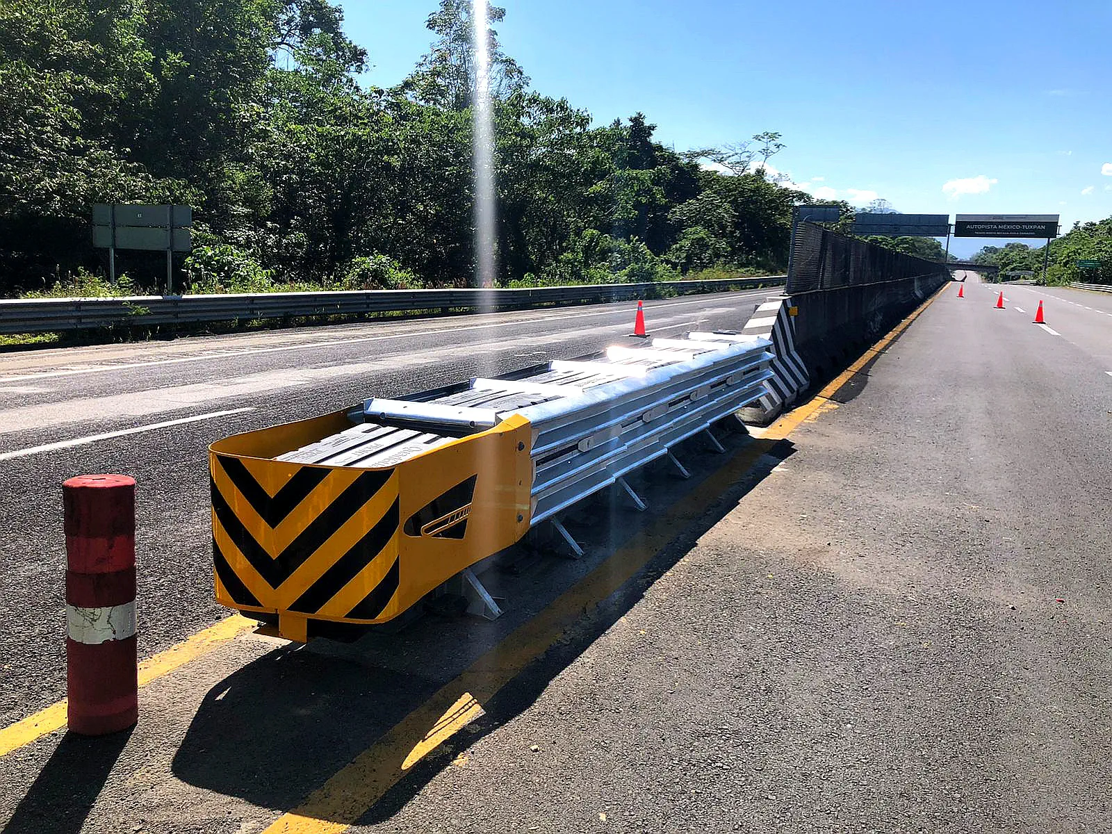 Amortiguador de impacto para carreteras